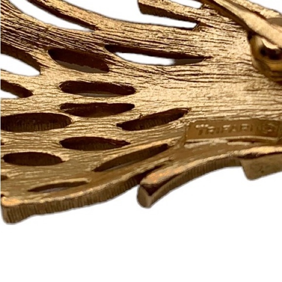 Vintage Trifari Folded Feather/Leaf Brooch Pin - Picture 7 of 8